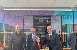 Çocuklarla bir araya gelerek, kitap armağan etti