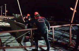 Çöken çatının altında kalan şahıs kurtarıldı