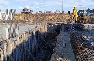 Çöken toprağın altında kalan inşaat işçisi...