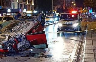 Çöp kamyonuna çarpan otomobil takla attı