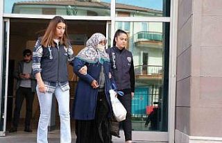 Çöpten yemek toplama numarasıyla dilencilik yapan...