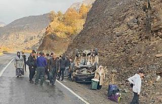 Çukurca’da minibüs takla attı: 11 yaralı