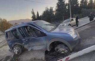 D-650’de hafif ticari araç ile otomobil çarpıştı:...
