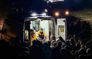 Dağdan düşen kaya parçalarının altında kalan...