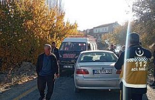 Darende’de minibüs ile otomobilin karıştığı...