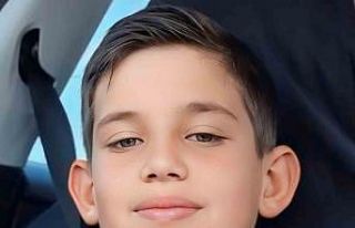 Dedesinin çalışır halde bıraktığı traktörle...