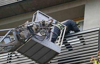 Demirler arasında mahsur kalan kedinin kurtarılışını...