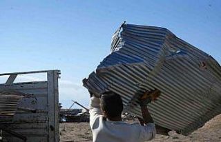 Denize sıfır bedava çardaklar yıkıldı, hurdacılar...