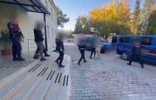 Denizli’de bıçakla 200 bin lira gasp eden iki...