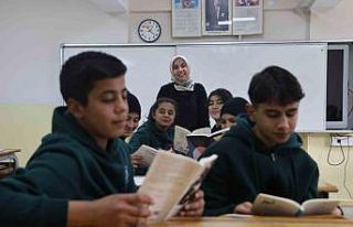 Depremde ailesini kaybeden Zeynep öğretmen, protez...