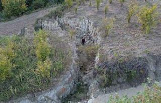 Depremin ikiye böldüğü tarladaki 4 metre derinliğe...