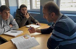 Depremzede öğretmenin eğitim azmi