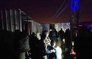 Depremzedeleri korkutan yangın: 3 konteyner alevlere...