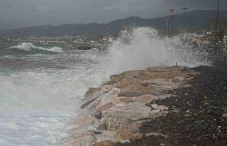 Dev dalgalar sahilleri dövüyor