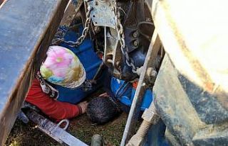 Devrilen traktörün altında kalan sürücü yaralandı