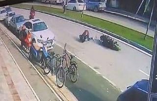 Devrilerek 300 metre sürüklenen motosiklet kazası...