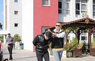 ’Dik dik bakıyorsun’ diyerek meyve bıçağıyla...