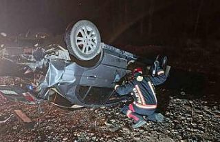 Direksiyon hakimiyetini kaybeden araç yoldan çıktı:...