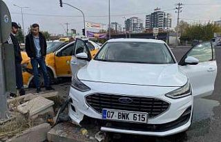 Diyarbakır’da iki otomobil çarpıştı: 1 yaralı