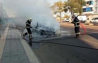 Diyarbakır’da seyir halinde otomobil yandı