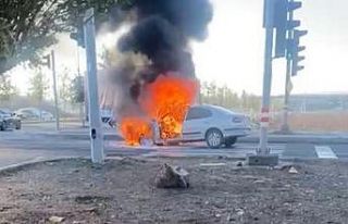Diyarbakır’da seyir halindeki otomobil alev topuna...