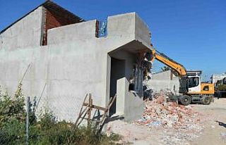 Doğanevler’de kaçak 3 yapı yıkıldı