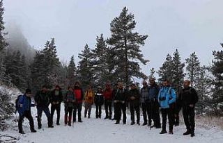 Doğaseverler kar ve sis altında yürüdü