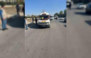 Dolmuş şoförünün aracından indirdiği yolcuları...