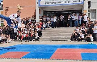 Dünya şampiyonu öğretmen ’uçarak’ ders işliyor,...