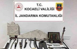 Durdurulan araçtan kaftandan kılıçlara çok sayıda...