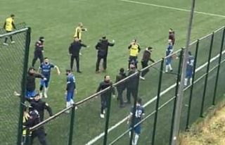 (DÜZELTME) Amatör maçta saha karıştı, futbolcular...