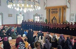 Eğitimlerini tamamlayan 27 kız öğrenci hafız...