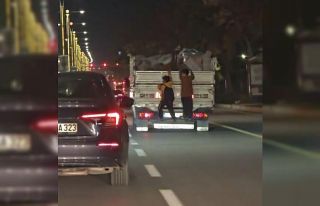 Elazığ’da çocukların kamyonet arkasında tehlikeli...