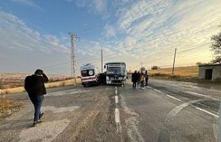 Elazığ’da otobüs ile kamyonet çarpıştı: 4...