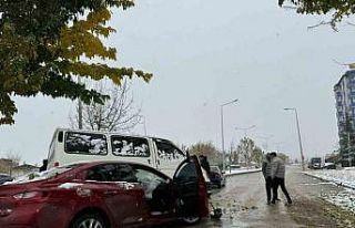 Elazığ’da transit ile otomobil çarpıştı: 3...