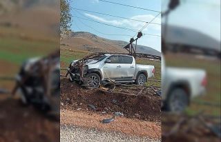 Elektrik direğine çarpan pikabın sürücüsü yaralandı