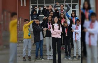 Elif öğretmen öğrencilerini spora yönlendirdi,...