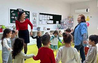 Emekli öğretmenlerden miniklere sıcacık sürpriz