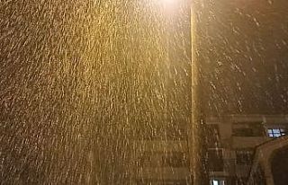 Erciş’e mevsimin ilk karı yağdı