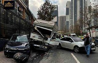 Esenyurt’ta freni boşalan kamyonet 5 araca çarparak...