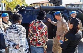 Eskişehir’de jandarma ekipleri çocuklarla bir...