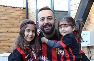 Eskişehirsporlu baba, kızının doğum gününü...