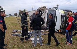Eşya yüklü kamyonet takla attı, savrulan eşyaları...