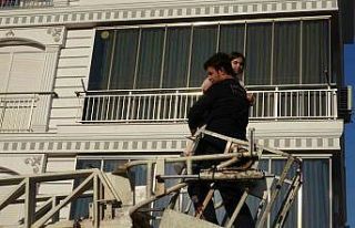 Evin kapı kilidi arızalandı, evde mahsur 2 çocuğu...