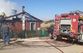 Evinin yanışını gözyaşları içinde izleyen...