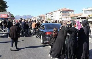 Eylem yapan mahalle sakinleri uluslararası karayolunu...