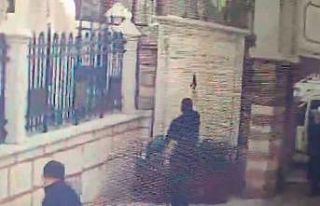 Fatih’te cami avlusuna gelen bir kişi silahla havaya...