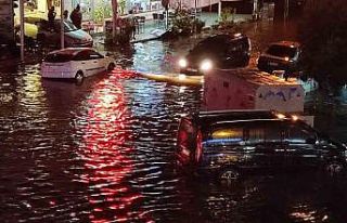 Fethiye’de sağanak yağış yolları göle çevirdi