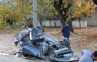 Fiat Tofaş otomobil kağıt gibi ezildi: 3 yaralı