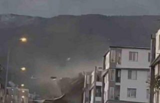 Fırtına binanın çatısını uçurdu, o anlar kamerada